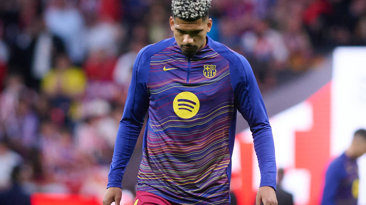 Ronald Araujo durante un calentamento prima di un incontro, con il Liverpool e il Barça in trattativa