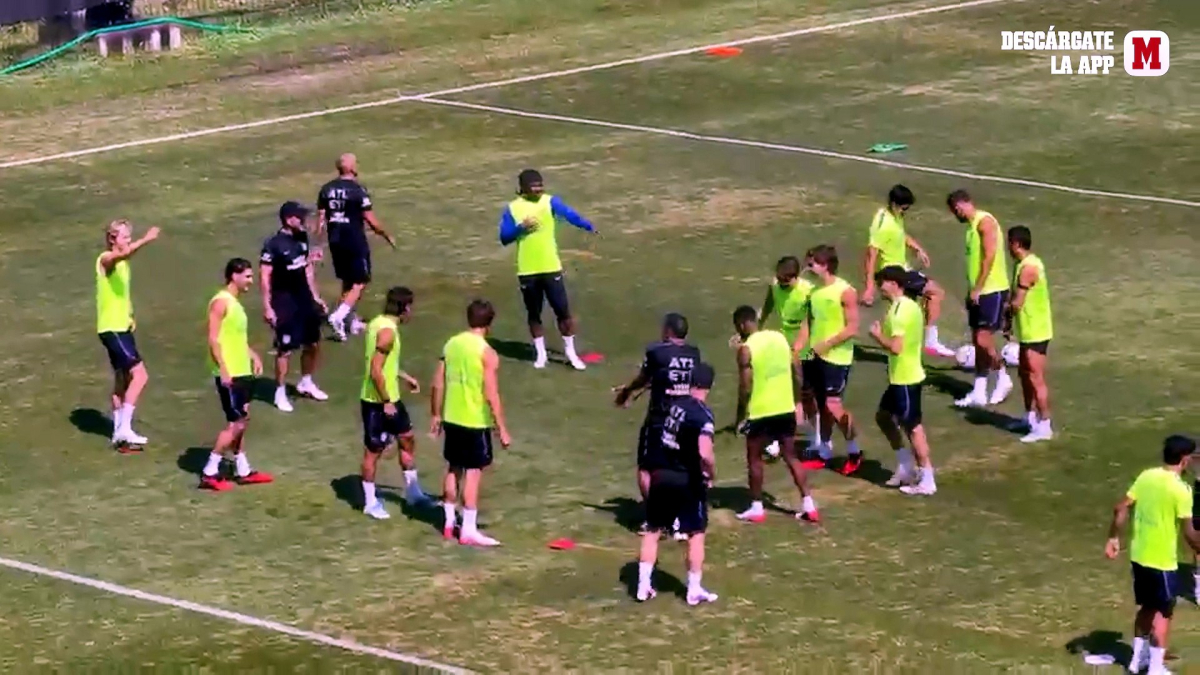 Kang-in Lee durante un allenamento con l'Atlético, in posizione centrale