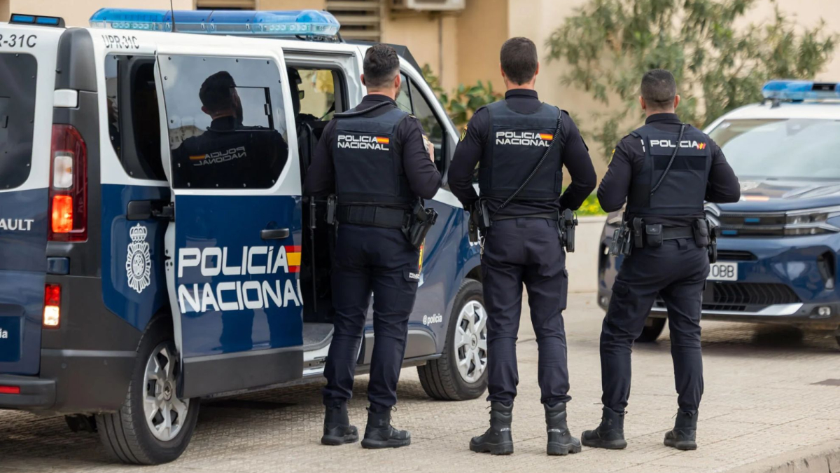 Agenti della polizia spagnola sequestrano droga in un edificio a Madrid, durante un'operazione contro un'organizzazione criminale