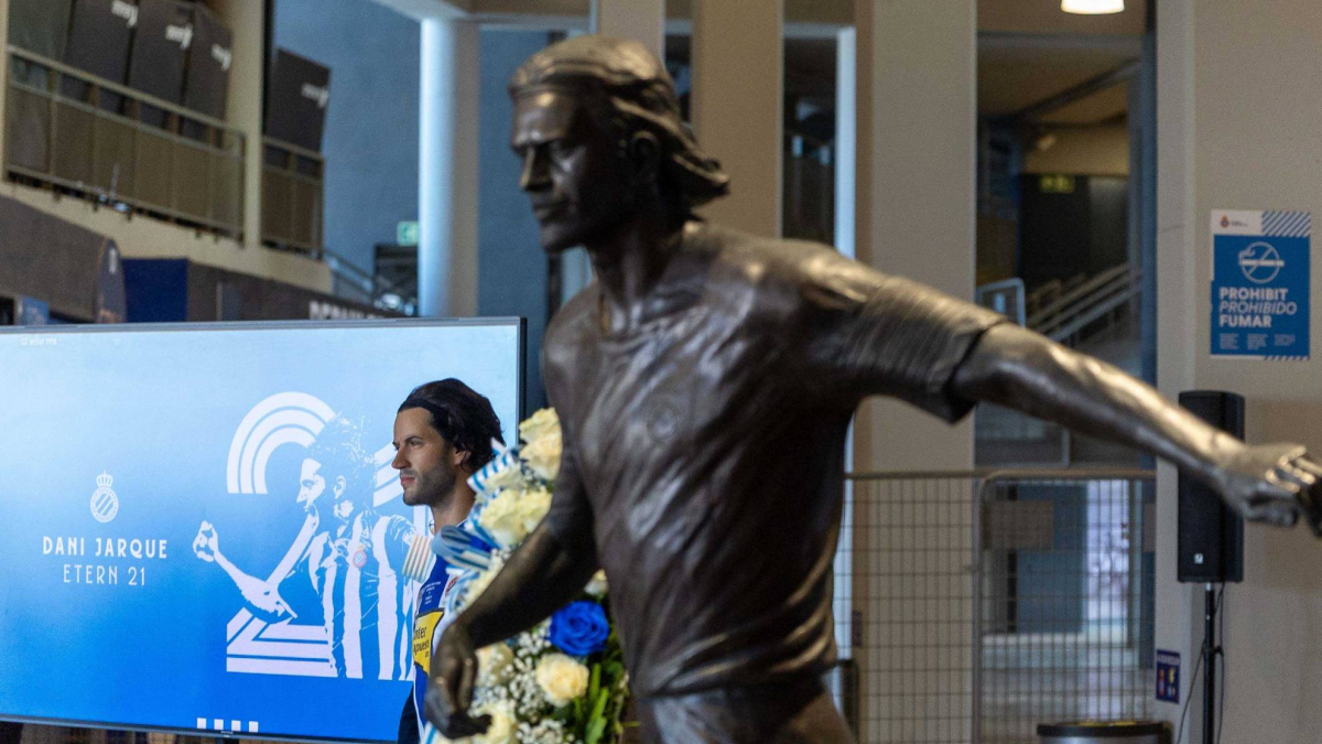 Statua in cera di Dani Jarque al RCDE Stadium, omaggio al capitano scomparso nel 2009