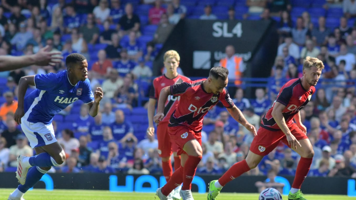 Squadre di calcio si scontrano in un match di pretemporada, con un risultato di 3-0 per Ipswich Town