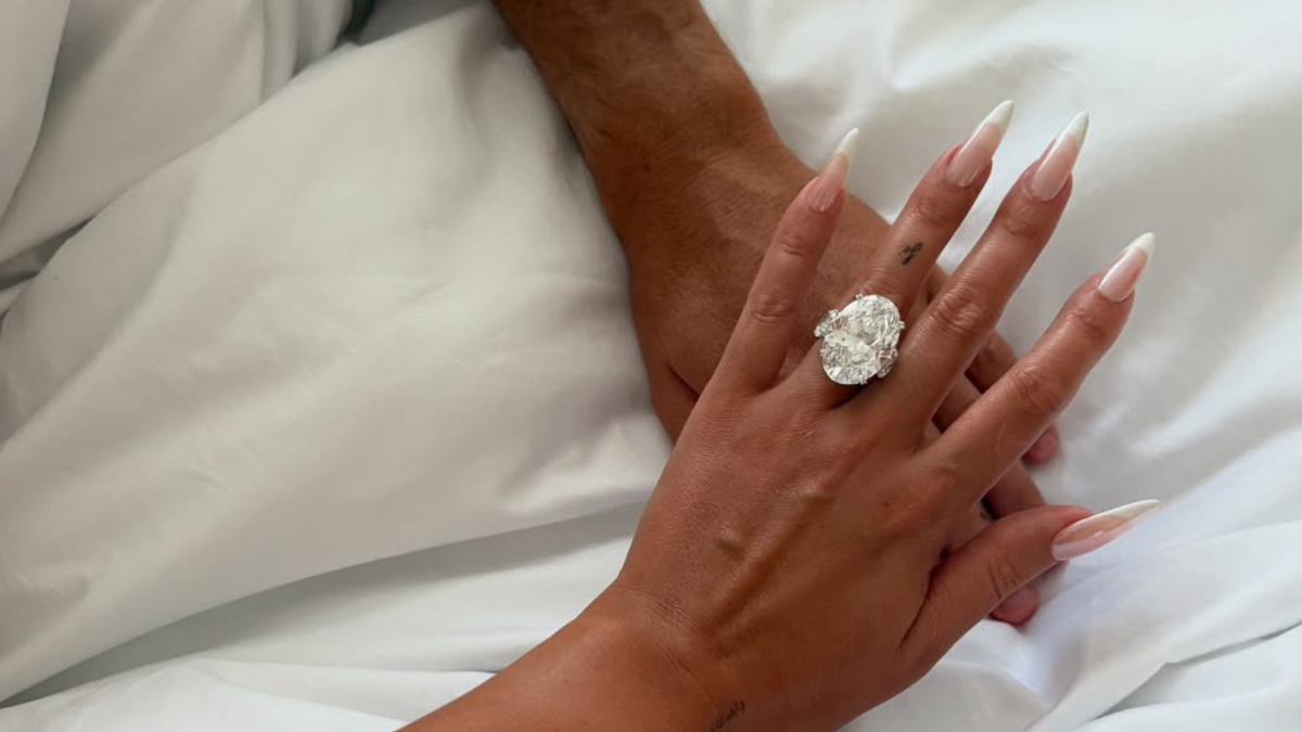 Piazza della cattedrale a Madeira con persone che attendevano la cerimonia di Cristiano Ronaldo, mentre si svolgeva la boda di Nicole e Fábio