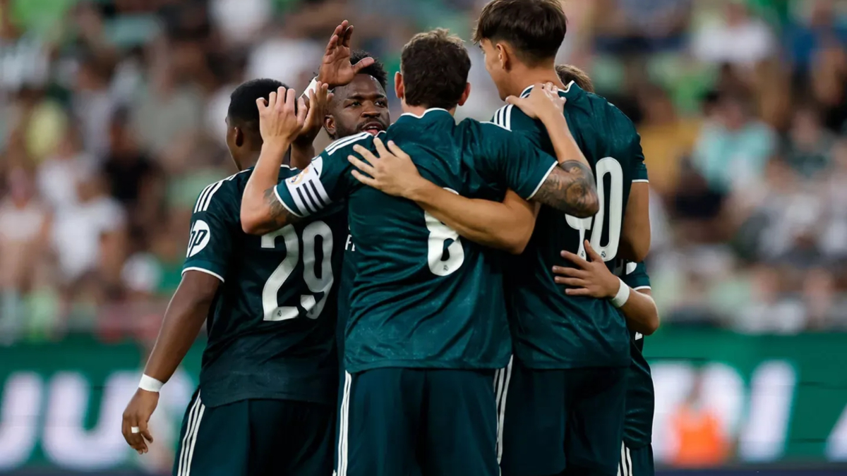 Giocatori del Real Madrid festeggiano un gol contro il Ferencvaros, con Mourinho che punta su una squadra di 20 giocatori