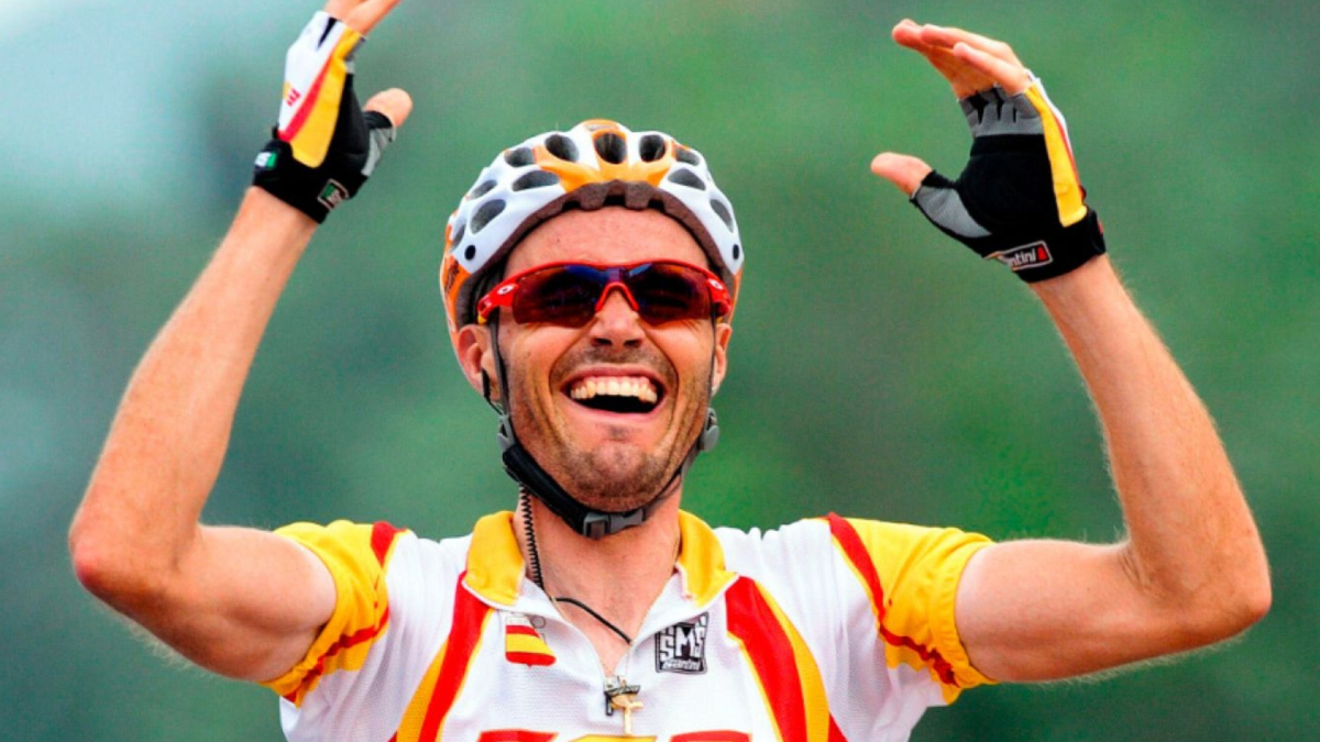Samuel Sánchez con la medaglia d'oro olimpica a Pechino 2008, in una foto iconica del ciclismo spagnolo