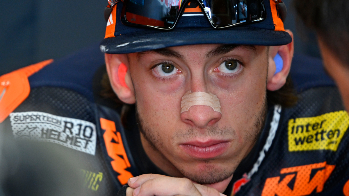 Pedro Acosta in sella alla sua moto dopo la vittoria in Gran Bretagna