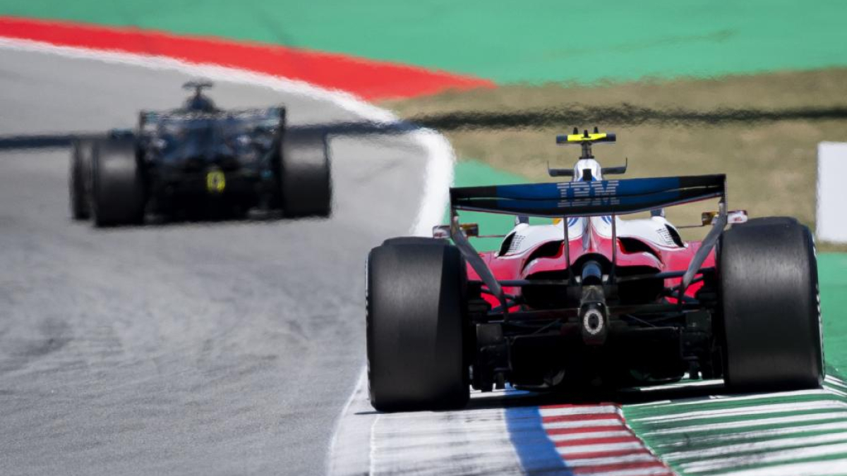 Ferrari presenta nuove modifiche per il ritorno del Mondiale, con miglioramenti aerodinamici e motoristici per Hamilton e Leclerc