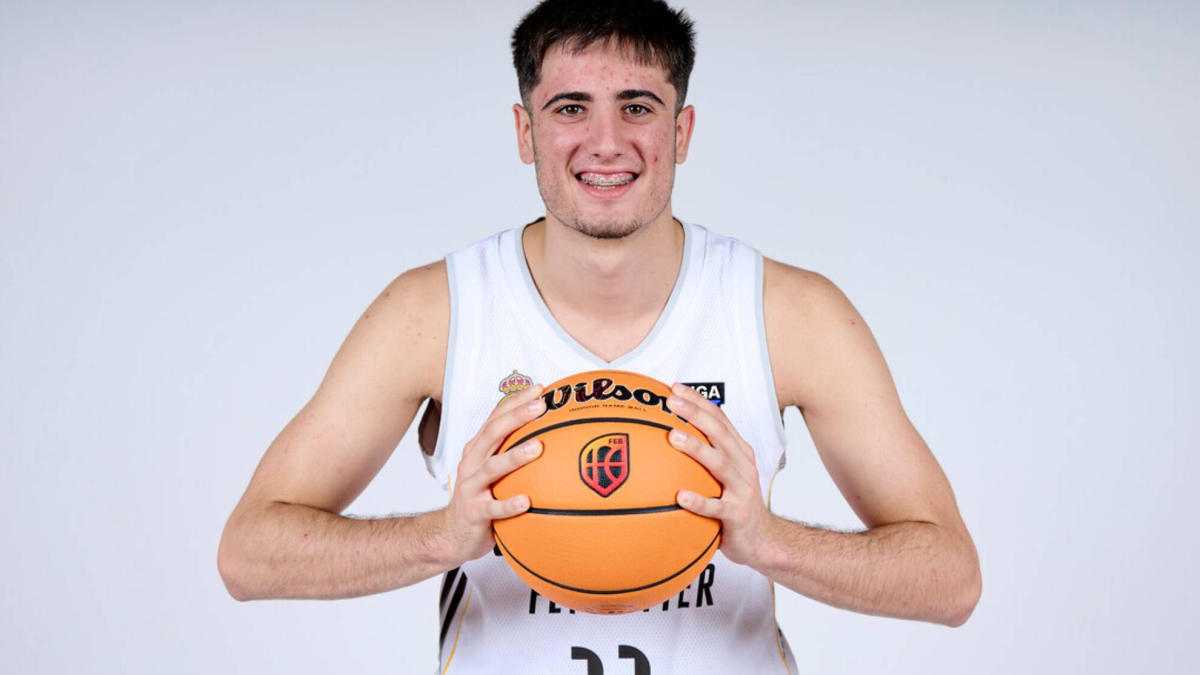 Andrej Bjelic, giocatore del Real Madrid, firma con l'Estrella Roja
