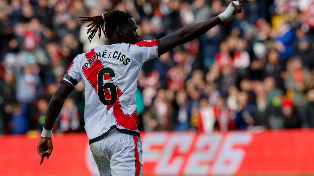 Pathé Ciss mostra un messaggio enigmatico ai tifosi durante un match con il Rayo Vallecano