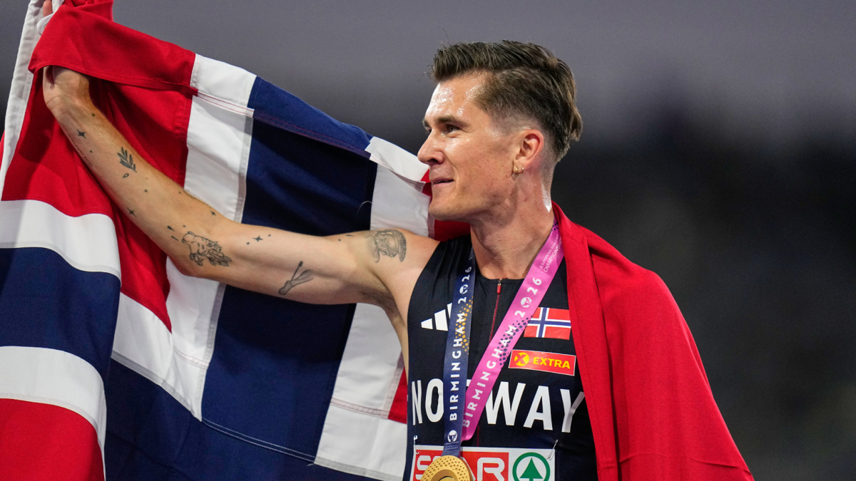Atleti spagnoli in pista durante una gara di 4x400 misto ai Europei di Birmingham, con la Norvegia che vince, immagine di approfondimento