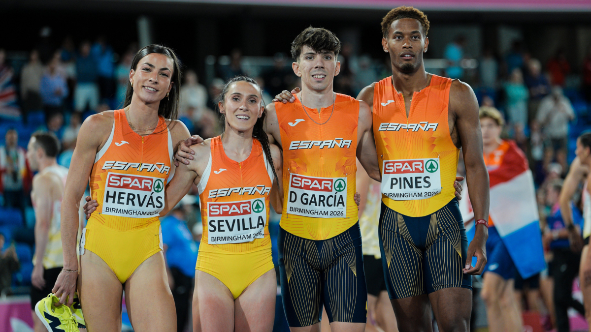 Atleti spagnoli in pista durante una gara di 4x400 misto ai Europei di Birmingham, con la Norvegia che vince