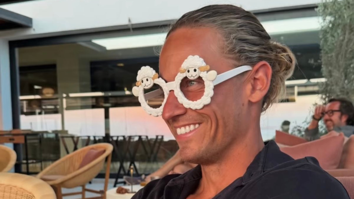 Marcos Llorente mostra le sue gafas per l'eclissi solare e risponde alle domande dei fan