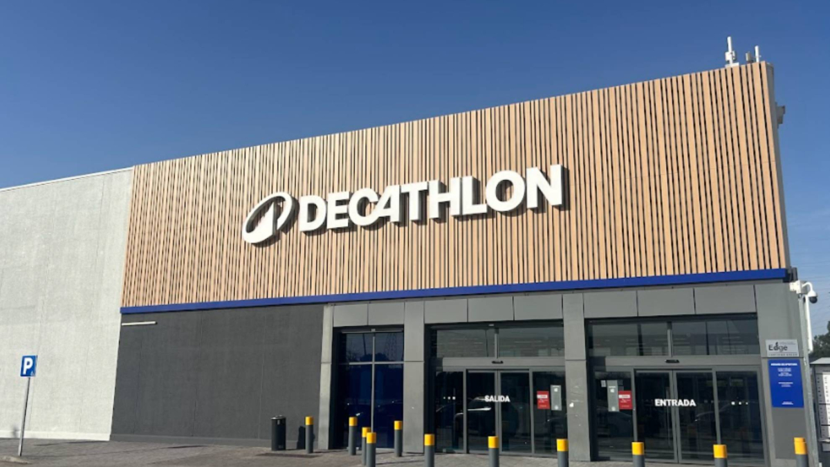 Encapuchados con hachas causano caos in una tienda deportiva di Getafe, senza feriti ma con un botín di 2.000 euro