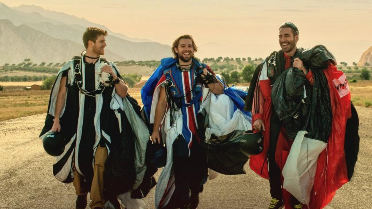 El traje de alas y su historia en España cobran vida en la nueva apuesta de Netflix: Carlos Cuevas, Miguel Bernardeau y Miguel Ángel Silvestre protagonizan ‘La fiera’