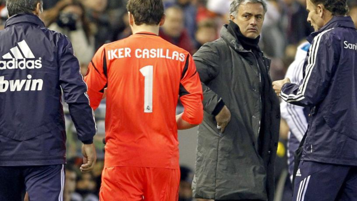 Mourinho e Casillas discutono tensioni nel vestuario del Real Madrid, con riferimenti a episodi di conflitto e informazioni filtrate