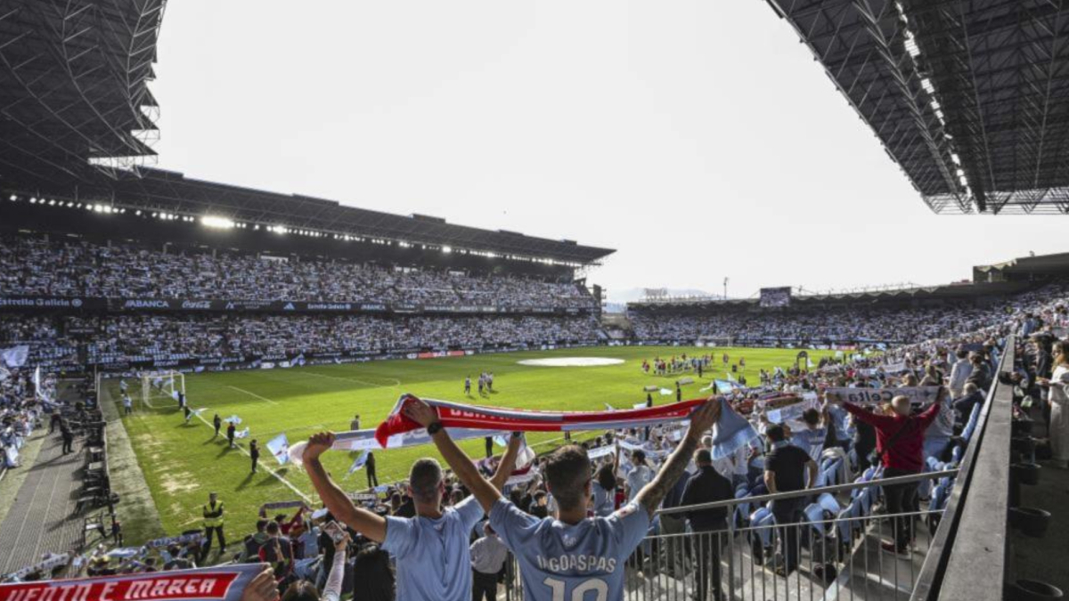 Campo di calcio in condizioni pessime, squadre in attesa della decisione
