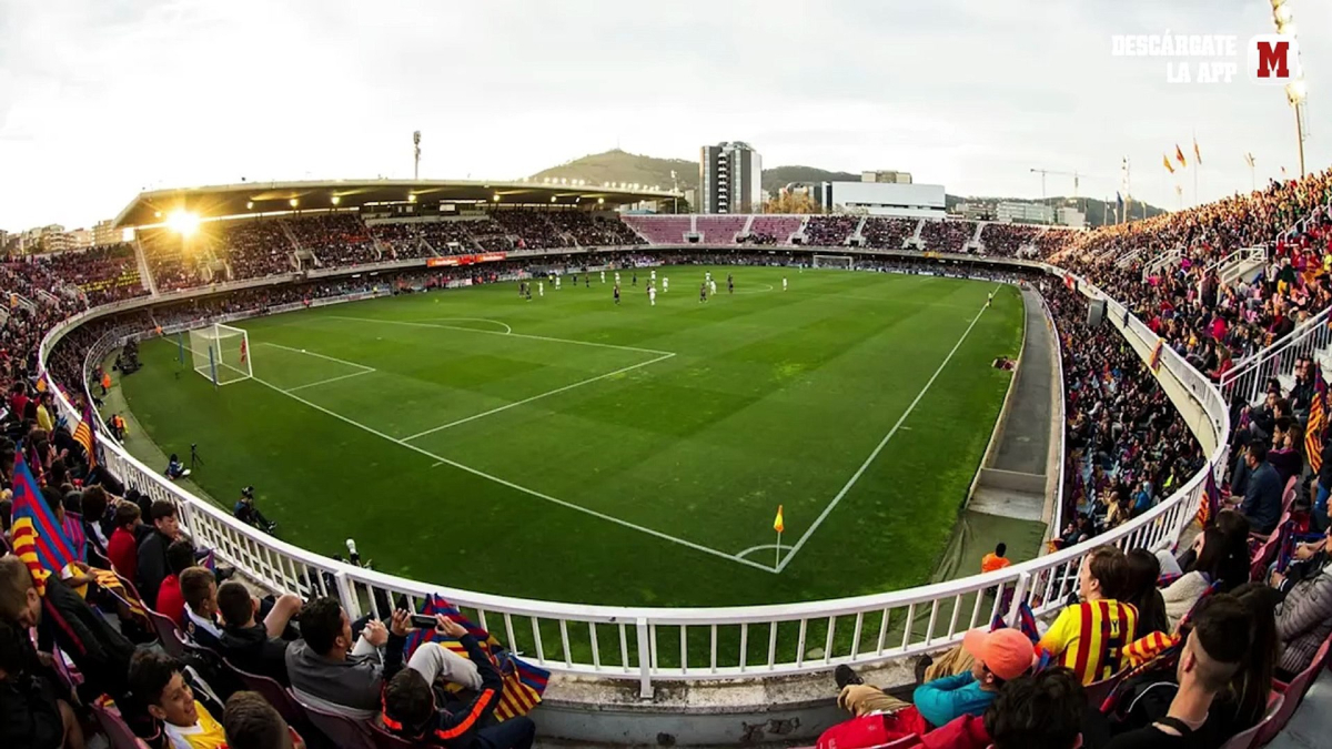 Giocatrici del Barça femminile e tifosi in campo durante un'eclissi solare, con gafas protettive