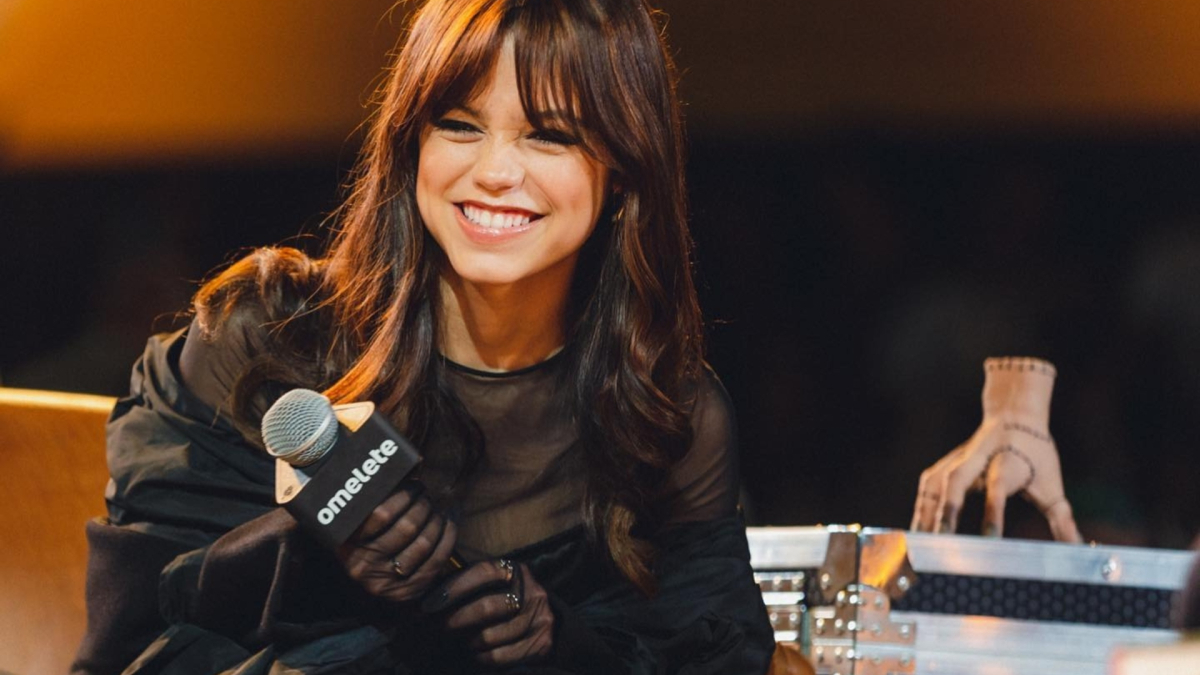 Jenna Ortega, attrice di Miércoles, appare diversa in una recente intervista, suscitando preoccupazioni tra i fan