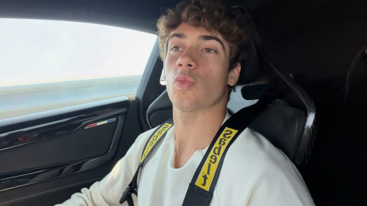 Franco Colapinto mostra foto di beni rubati durante vacanze a Como, esprime indignazione