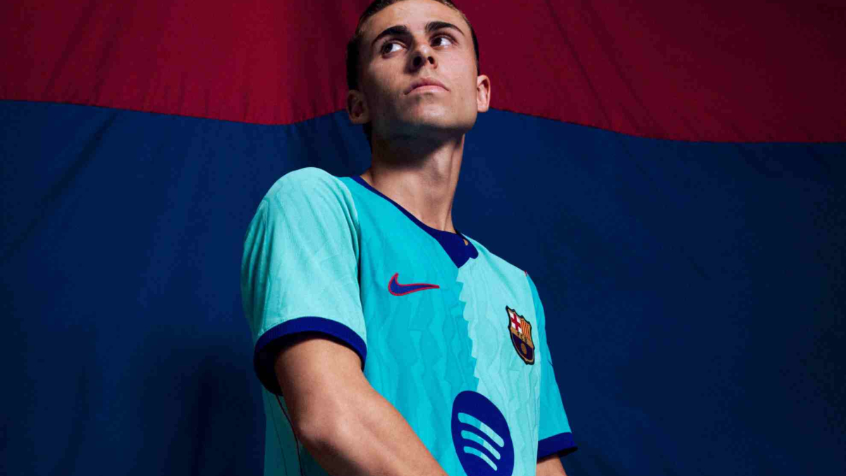 La tercera equipación del Barça, un guiño retro a los 90