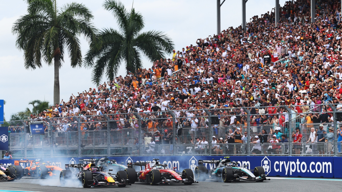 Pista di Formula 1 con tifosi e automobili, in un'atmosfera di competizione
