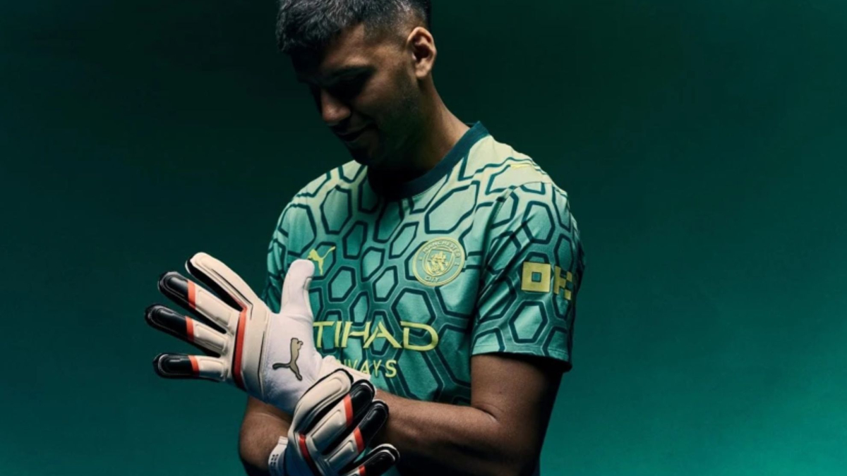 Gerónimo Rulli posa con la maglia del Manchester City dopo il trasferimento