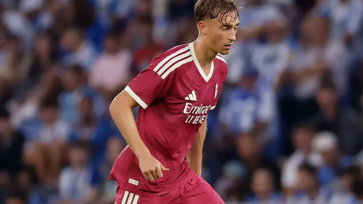 Dean Huijsen, central del Real Madrid, si prepara a portare avanti il numero 4 di una storica tradizione