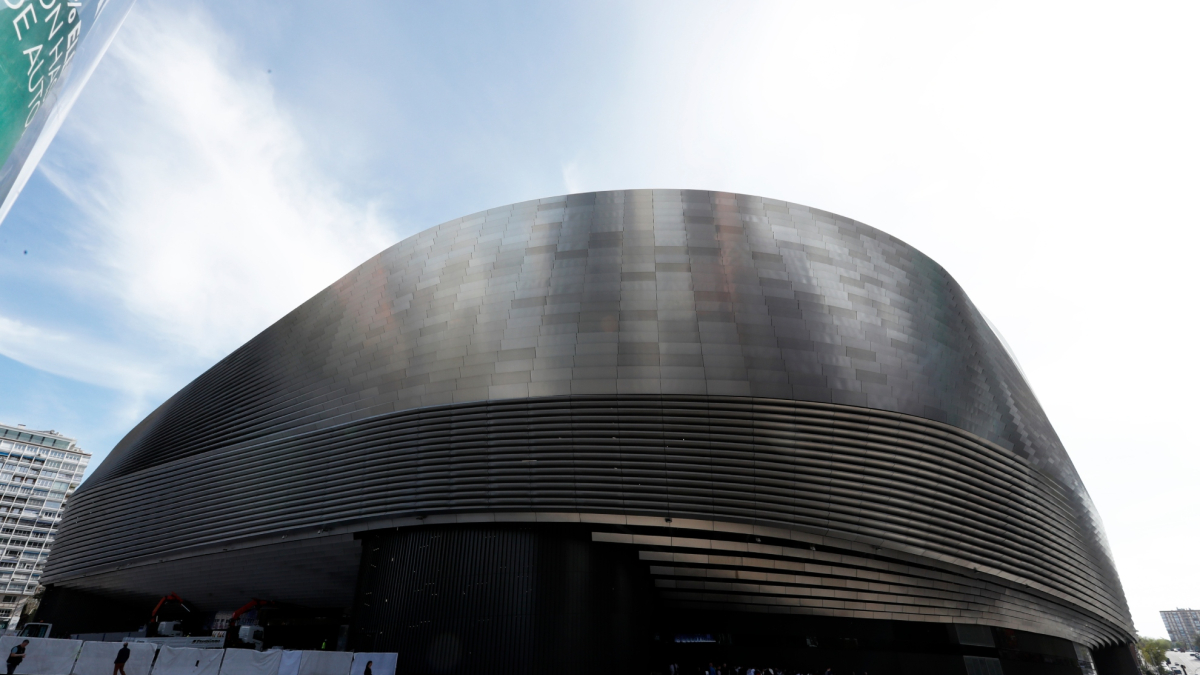 L'installazione del nome del Santiago Bernabéu sulla fachada principale del Real Madrid