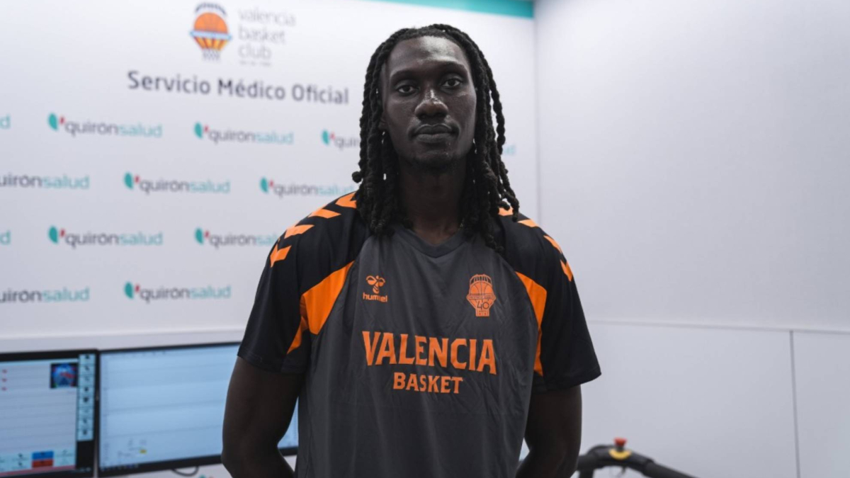 Mo Gueye completa su fichaje por el Valencia