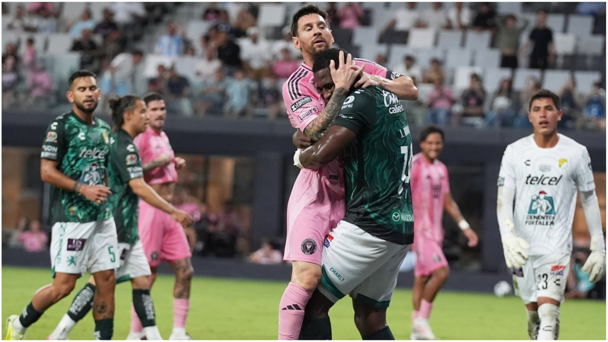 Johan Romaña e Lionel Messi si abbracciano durante un match della Leagues Cup