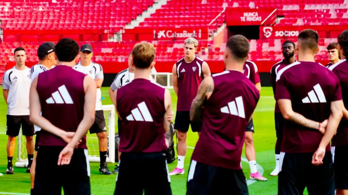 Robbie Ure se entrena con el equipo en la previa del Sevilla-Rayo