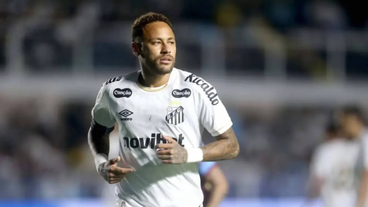 Giocatori di Santos e Macará in campo, con Neymar che si prepara a un assist