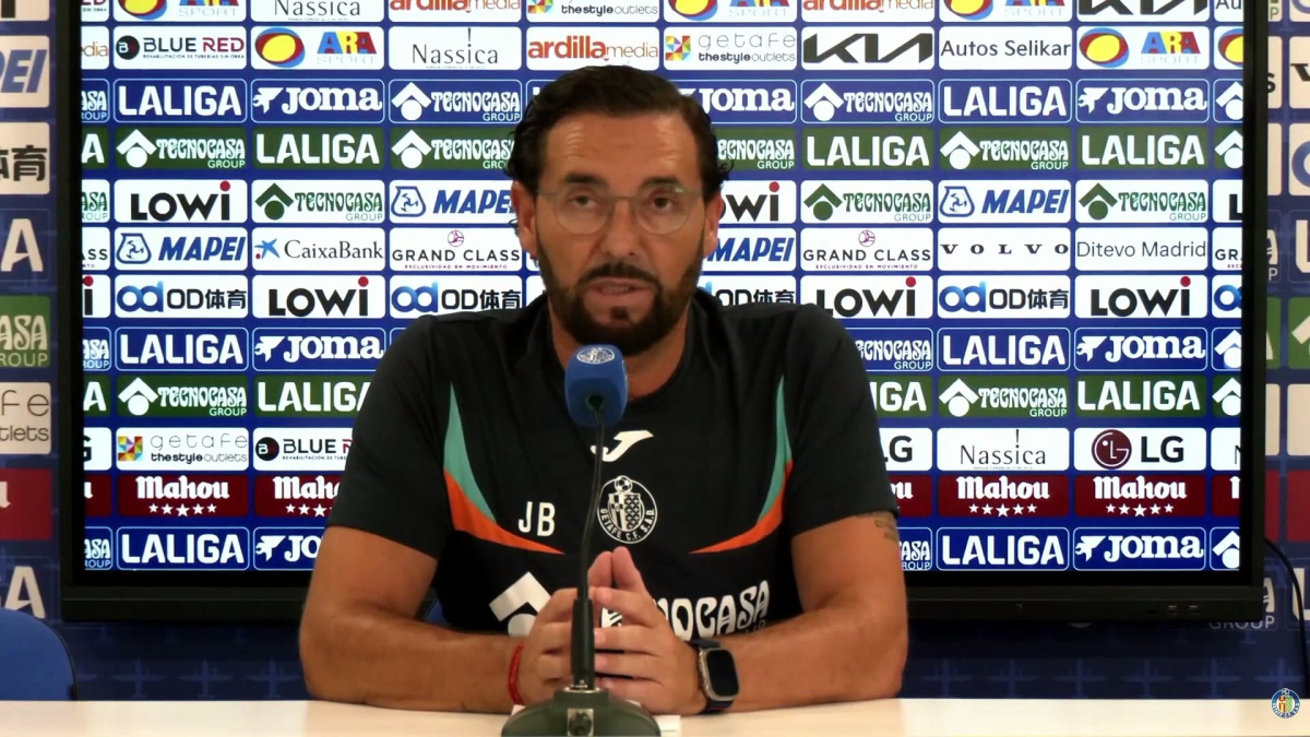 Tecnico Bordalás e giocatori del Getafe durante la pretemporada, con la squadra in fase di completamento della rosa