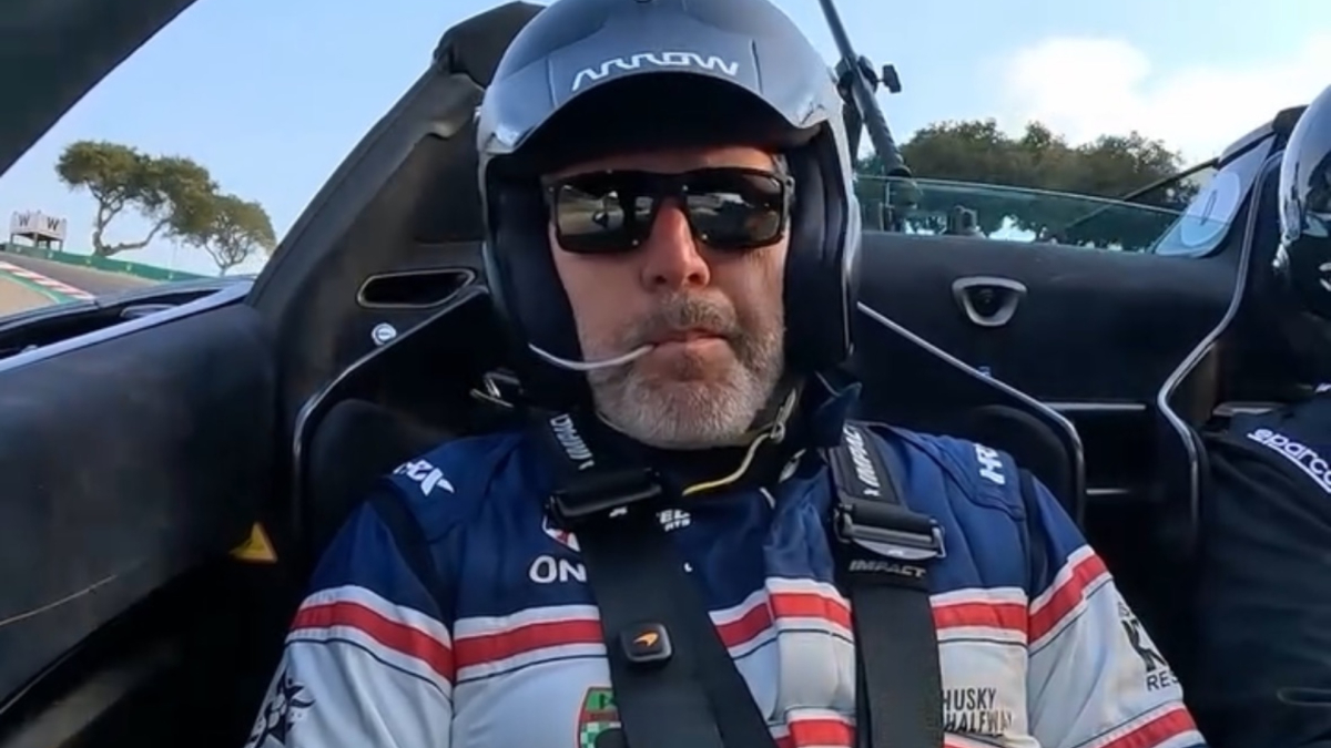 Zak Brown pilota un McLaren… ¡con los ojos y con la boca!