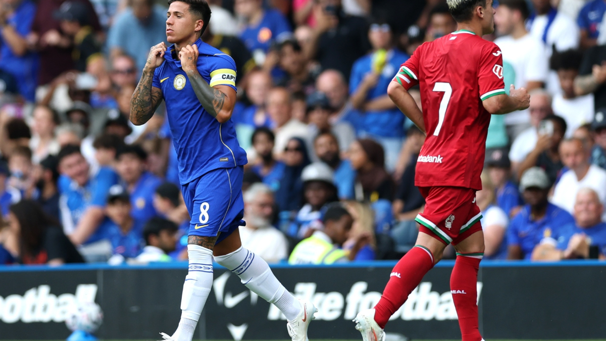 Enzo Fernández entra in campo al Stamford Bridge con il bracciale di capitano, mentre i tifosi reagiscono con divisioni di opinioni