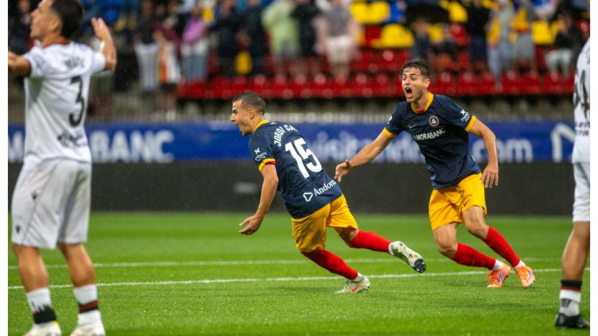 Squadra di Andorra in campo, giocatori che festeggiano un gol, campo di calcio, partita in corso