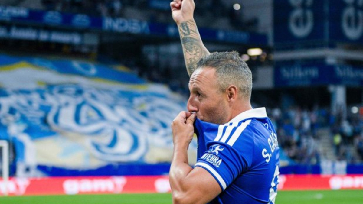 Santi Cazorla, ex calciatore del Oviedo, riceve un caloroso omaggio durante il suo ritorno al Carlos Tartiere