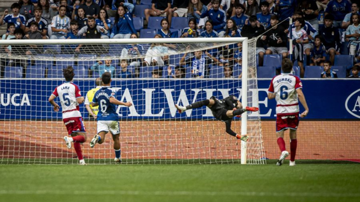 Due squadre di calcio si confrontano in un match senza gol, con un salvataggio decisivo