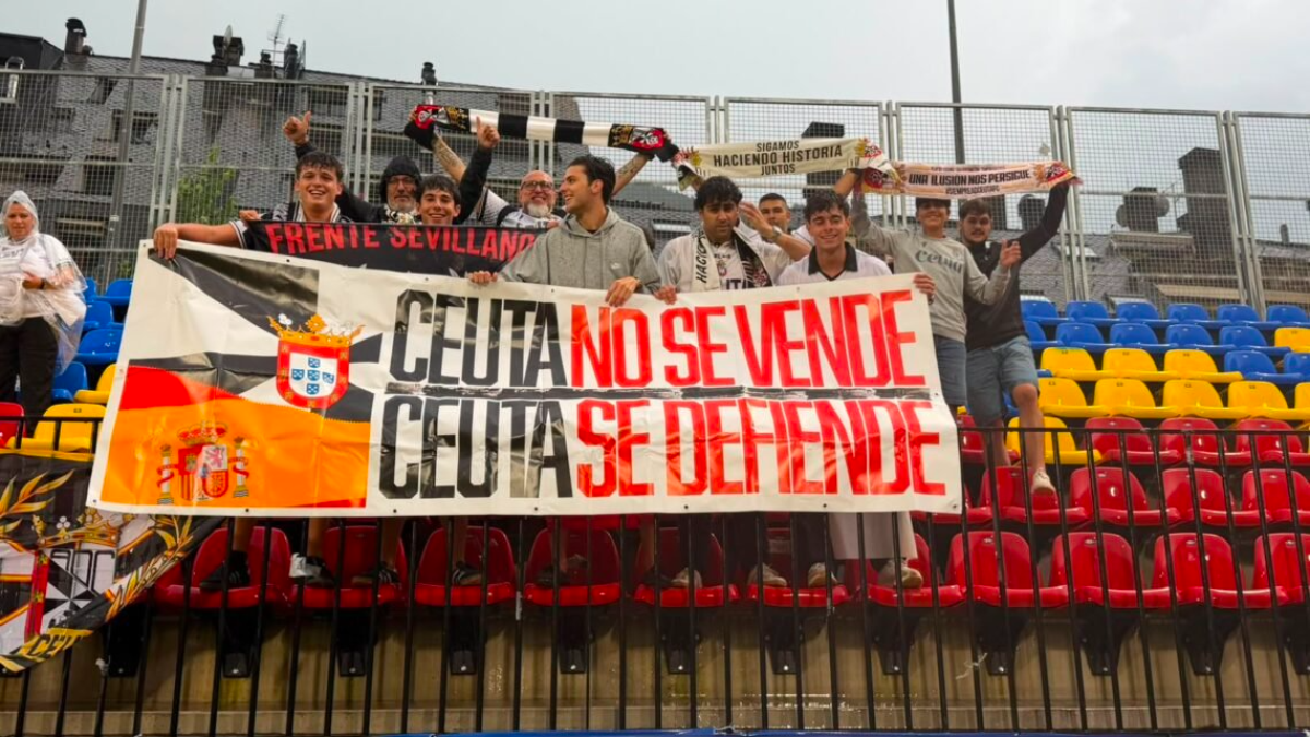 Tifosi spagnoli mostrano un messaggio di supporto per Ceuta durante un incontro in Andorra