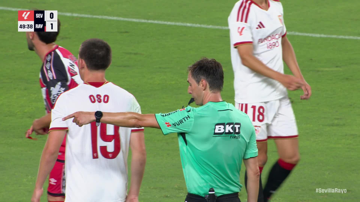 Dos penaltis rescatan al Sevilla