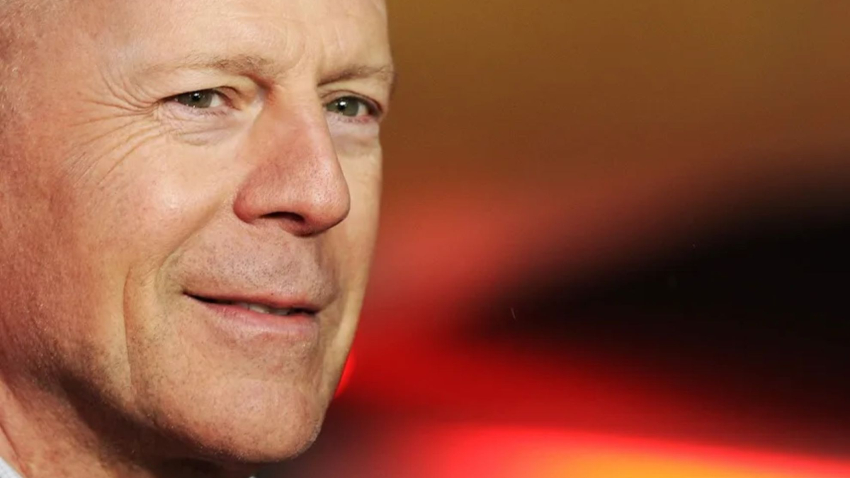 Bruce Willis sorride con la figlia Tallulah durante la sua boda, in un momento emozionante per la famiglia
