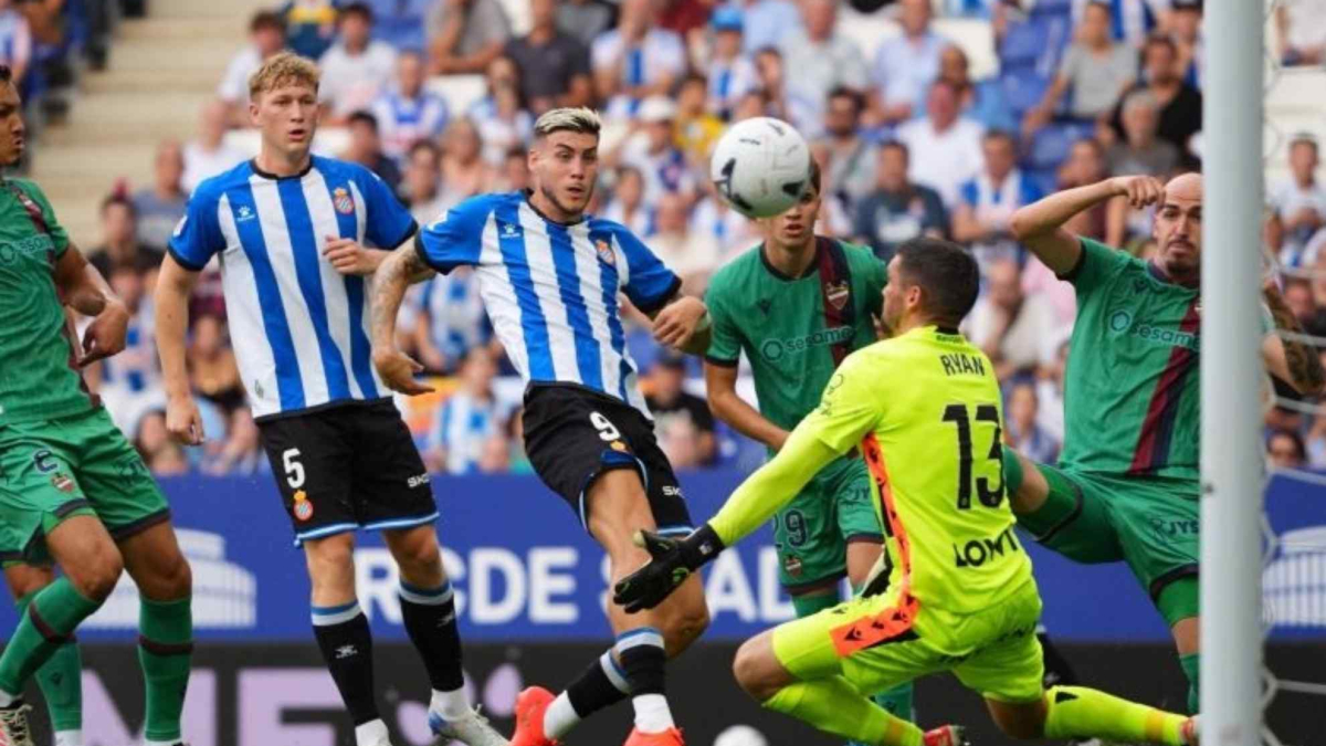 Roberto lidera la goleada del Espanyol ante un Levante en reconstrucción