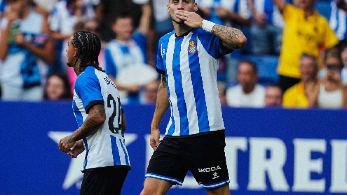 Roberto Fernández responde a los elogios de Manolo con un doblete