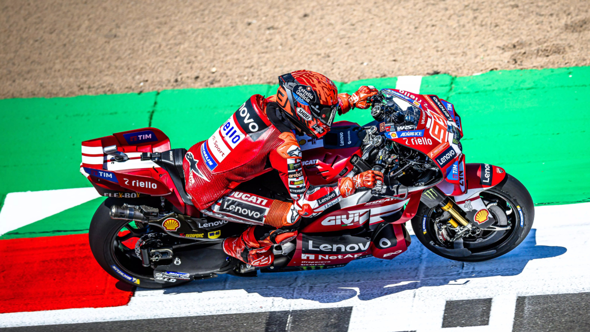 Marc Márquez in sella alla Ducati in pista durante il GP Aragón