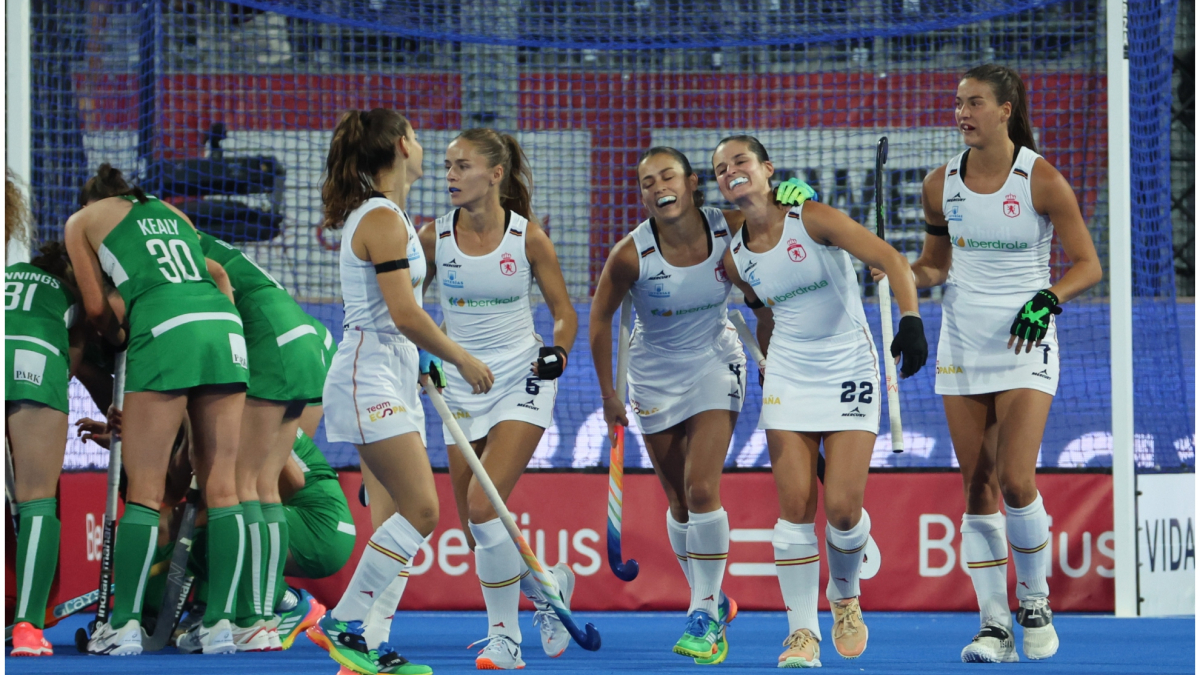 Giocatrici spagnole festeggiano il loro gol decisivo contro l'Irlanda nel primo incontro del mondiale di hockey