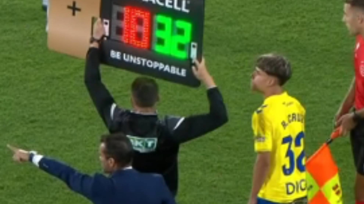 Rafa Cruz, 16 anni e 9 mesi, entra in campo con la UD Las Palmas in LaLiga Hypermotion