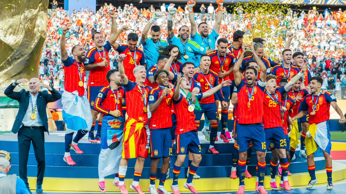 Tifosi dell'Atlético de Madrid applaudono i giocatori della Selezione mondiale prima del match contro il Málaga