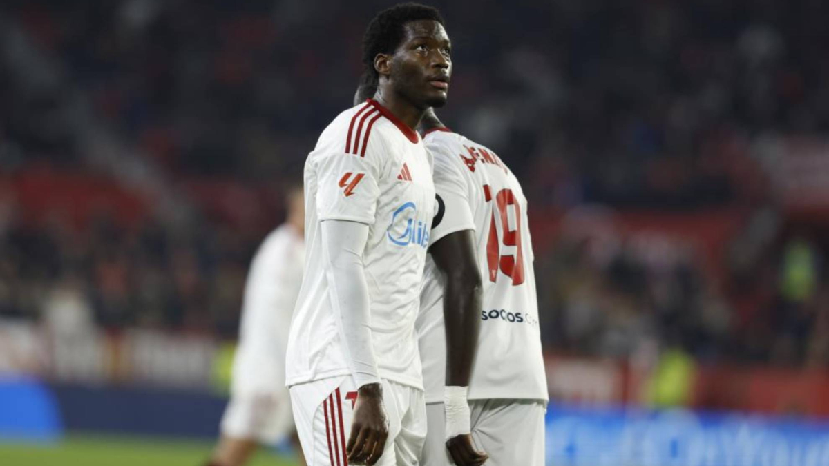 Un giocatore francese saluta durante un allenamento al Sevilla FC, con un'offerta in arrivo da Arabia Saudita