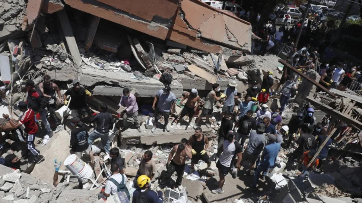 Agenti di polizia investigano attività criminali in un quartiere di Pereira, Colombia, dopo un terremoto