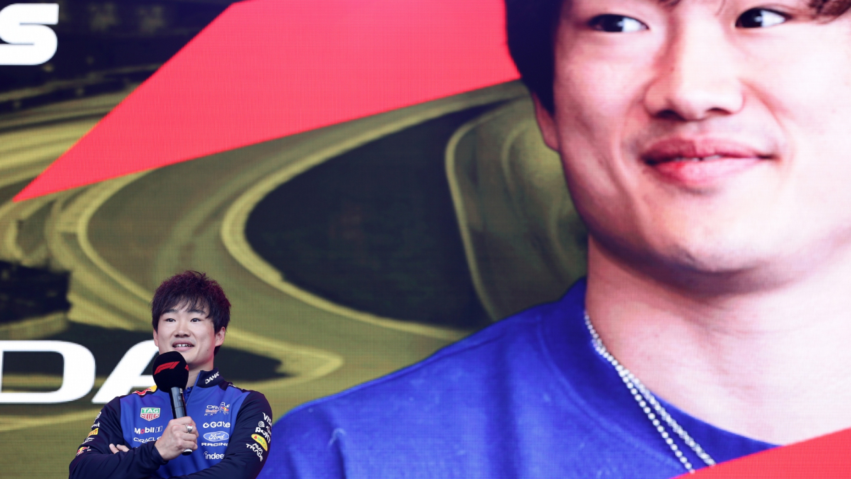 Yuki Tsunoda e Alex Palou in pista durante una gara di IndyCar, con l'annuncio di un possibile confronto nella prossima stagione