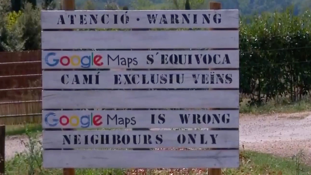 Cartello in un paese catalano che segnala errori di Google Maps e pericoli per i turisti